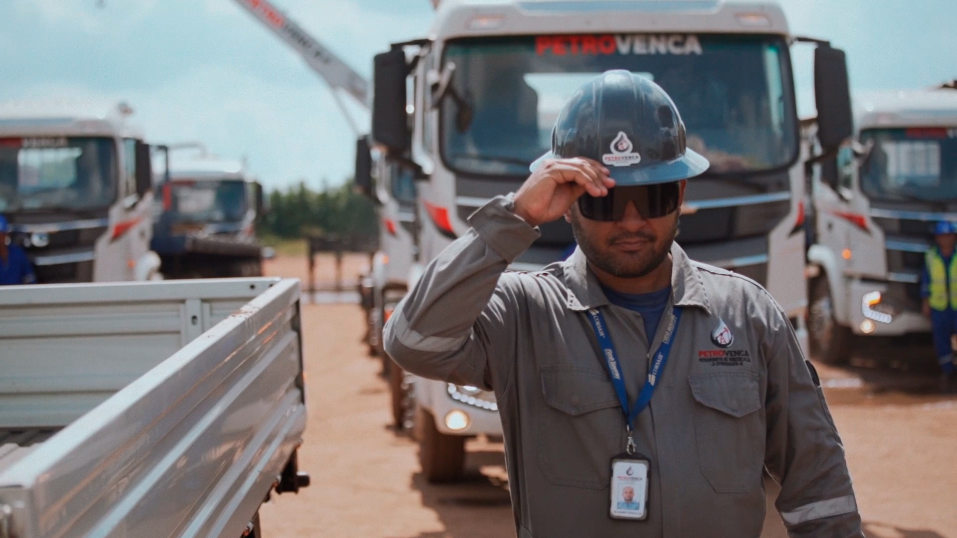 Equipo de trabajo Petrovenca con cascos de seguridad